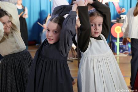 Otroci Osnovne šole Marije Vere so pozdravili pomlad in se spomnili knjižnih junakov (62)